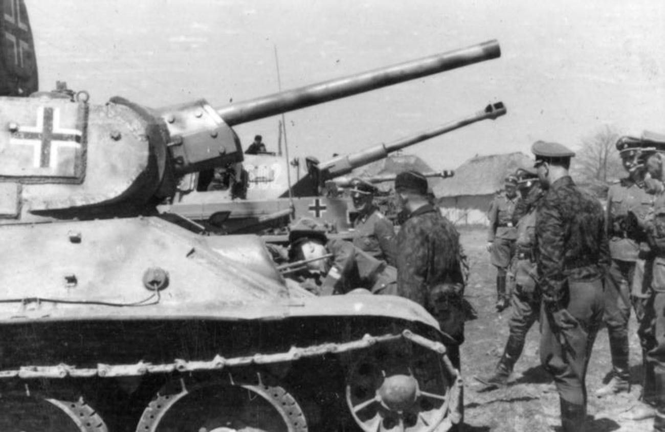 Химлер разглежда Т-34 на дивизия 