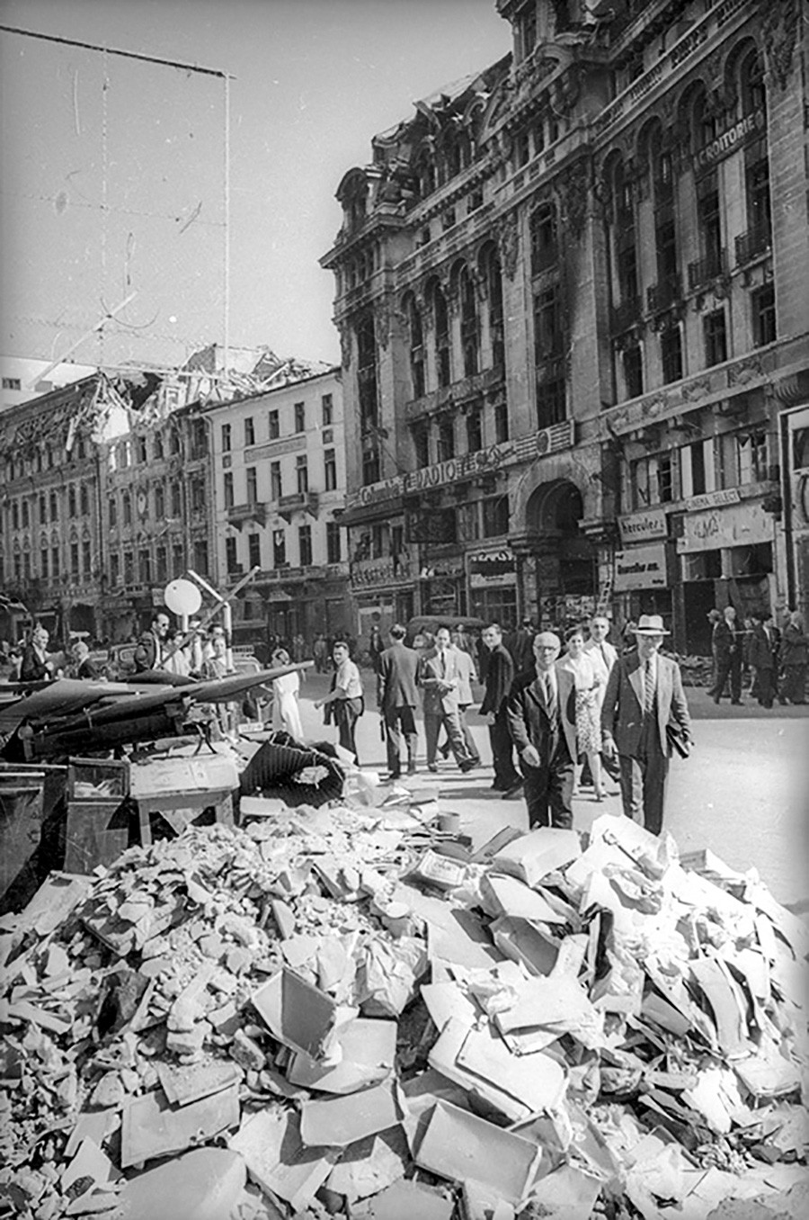爆撃で倒壊した建物の瓦礫