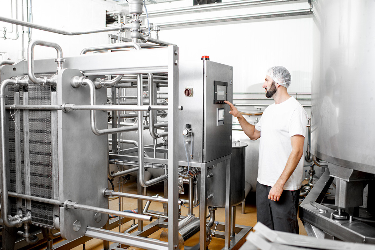 Радник који управља радом пастеризатора у процесу производње сира или млека.