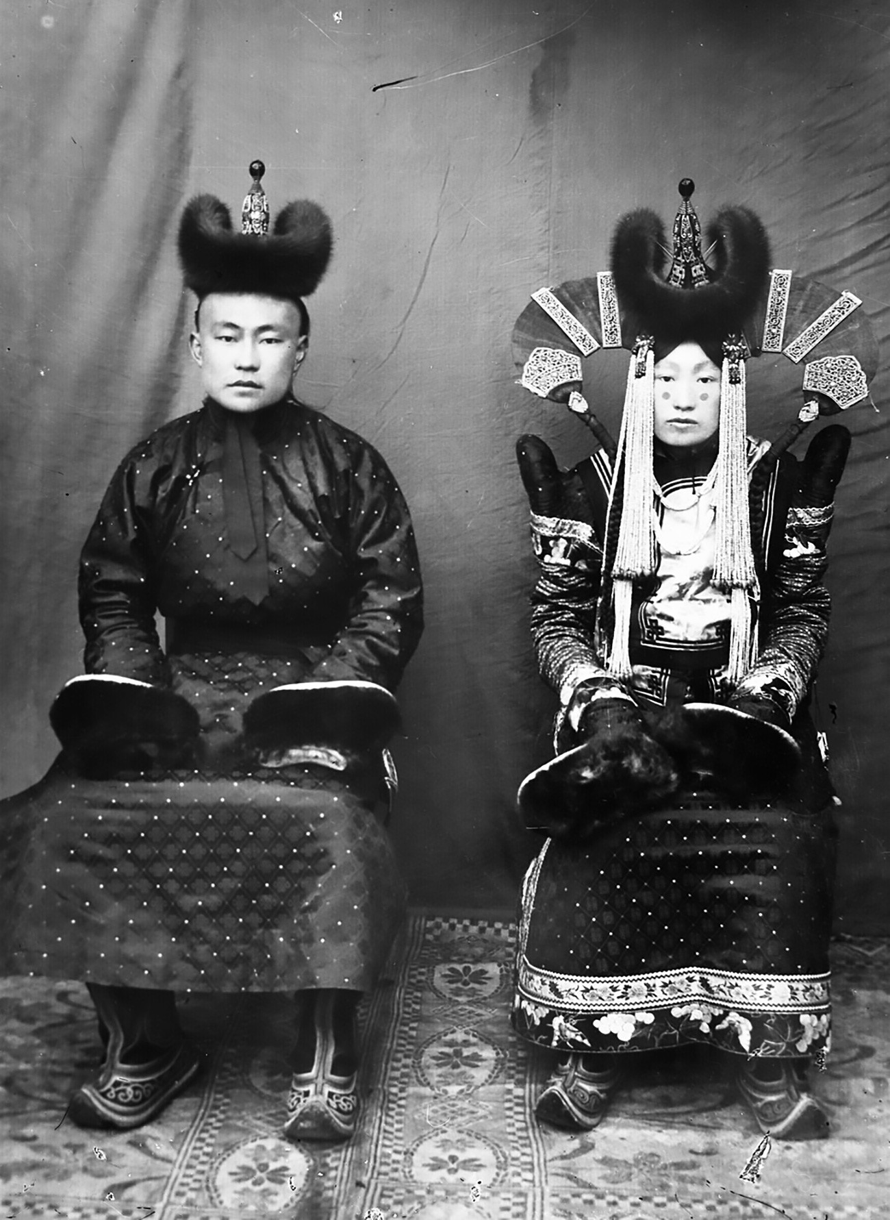 Sepasang pengantin mengenakan pakaian tradisional Mongolia pada 1920-an.