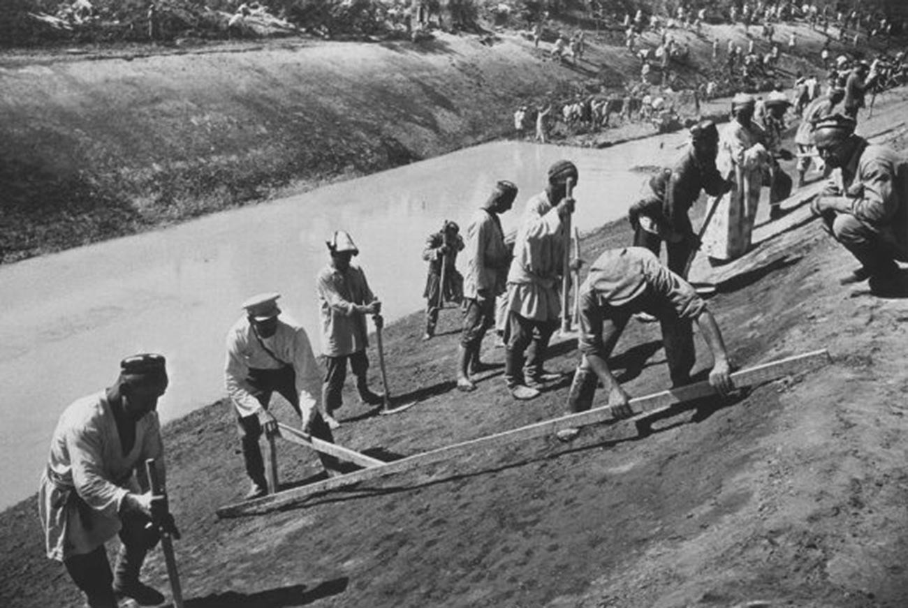 Pekerjaan konstruksi di Kanal Besar Fergana yang dinamai Kanal Stalin. Kanal sepanjang 350 km ini memungkinkan pengairan lebih dari 500.000 hektar tanah di Uzbekistan, Kyrgyztan, dan Tajikistan, 1939.