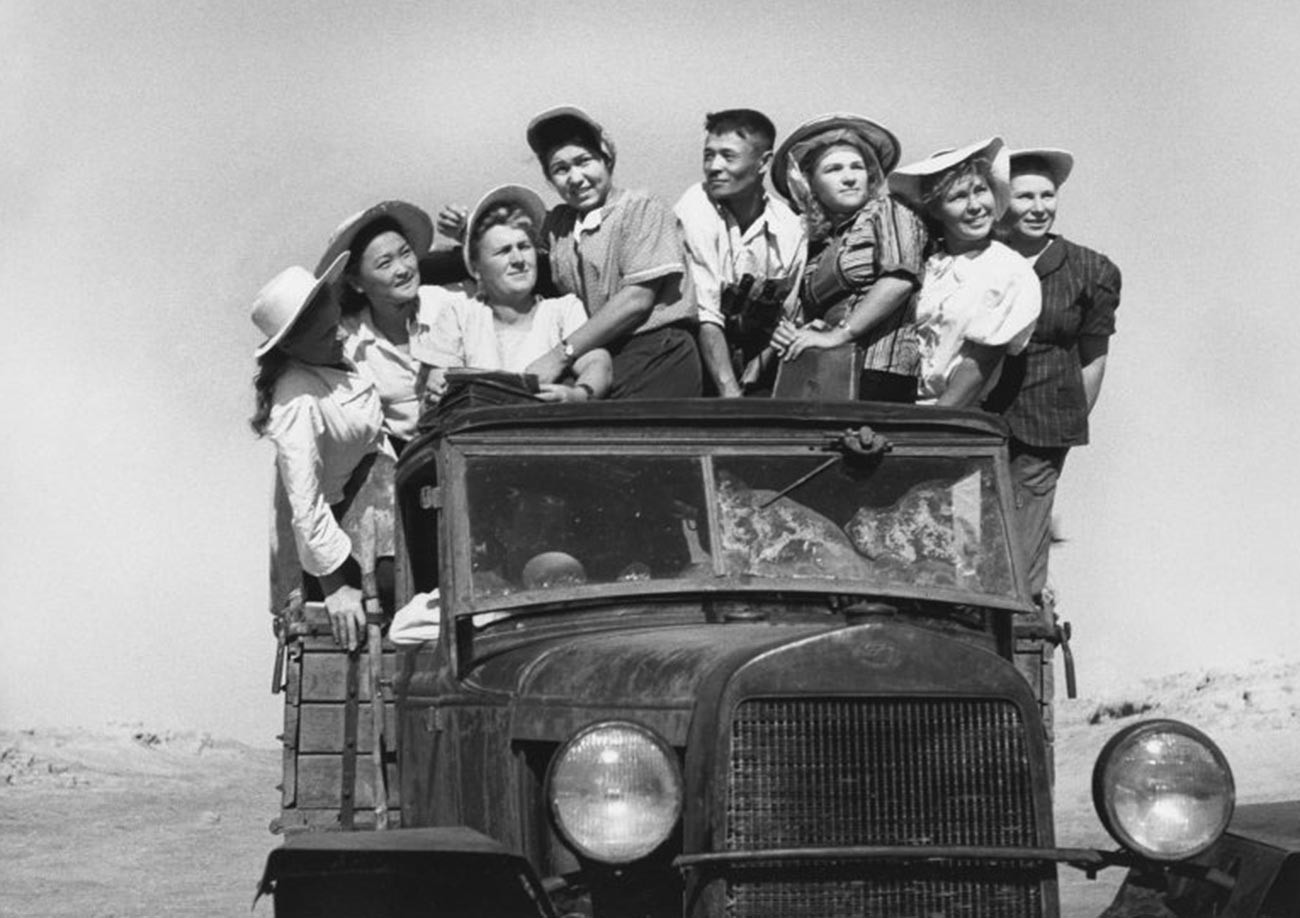 Para siswa di lahan pertanian yang baru dibuka di Kazakhstan, 1952.