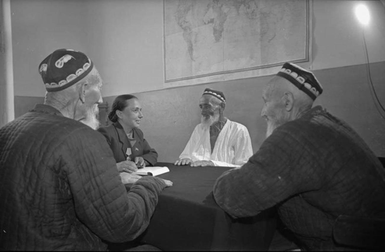 Seorang anggota dewan lokal menerima pemilih di Uzbekistan, 1950-an.