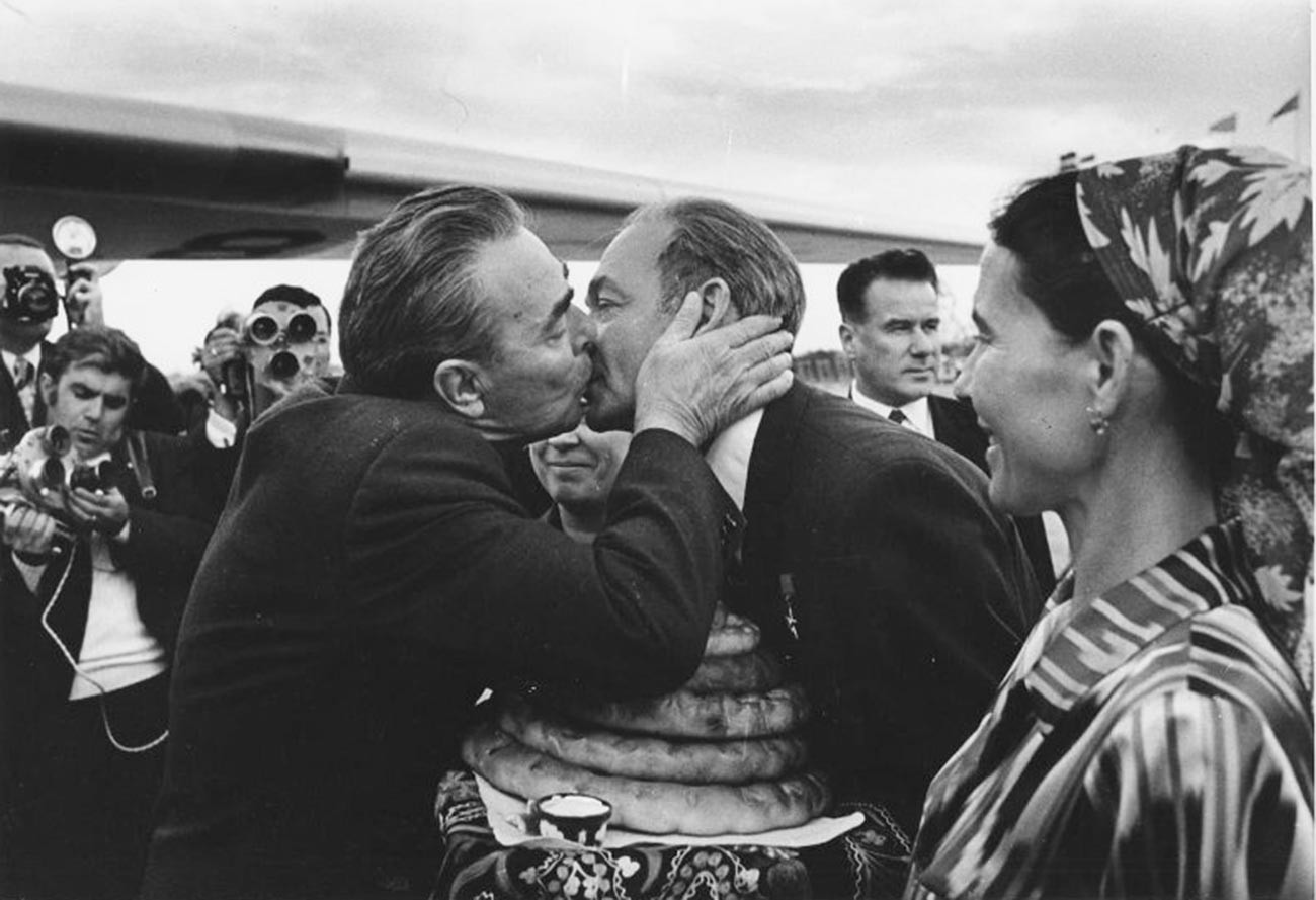 Pemimpin Soviet Leonid Brezhnev melakukan ciuman persahabatan saat mengunjungi Uzbekistan, 1970-an.