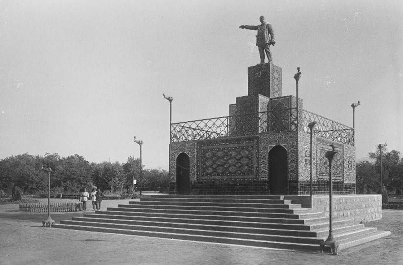 Monumen Lenin in Ashkhabad, Turkmenistan, 1930-an.