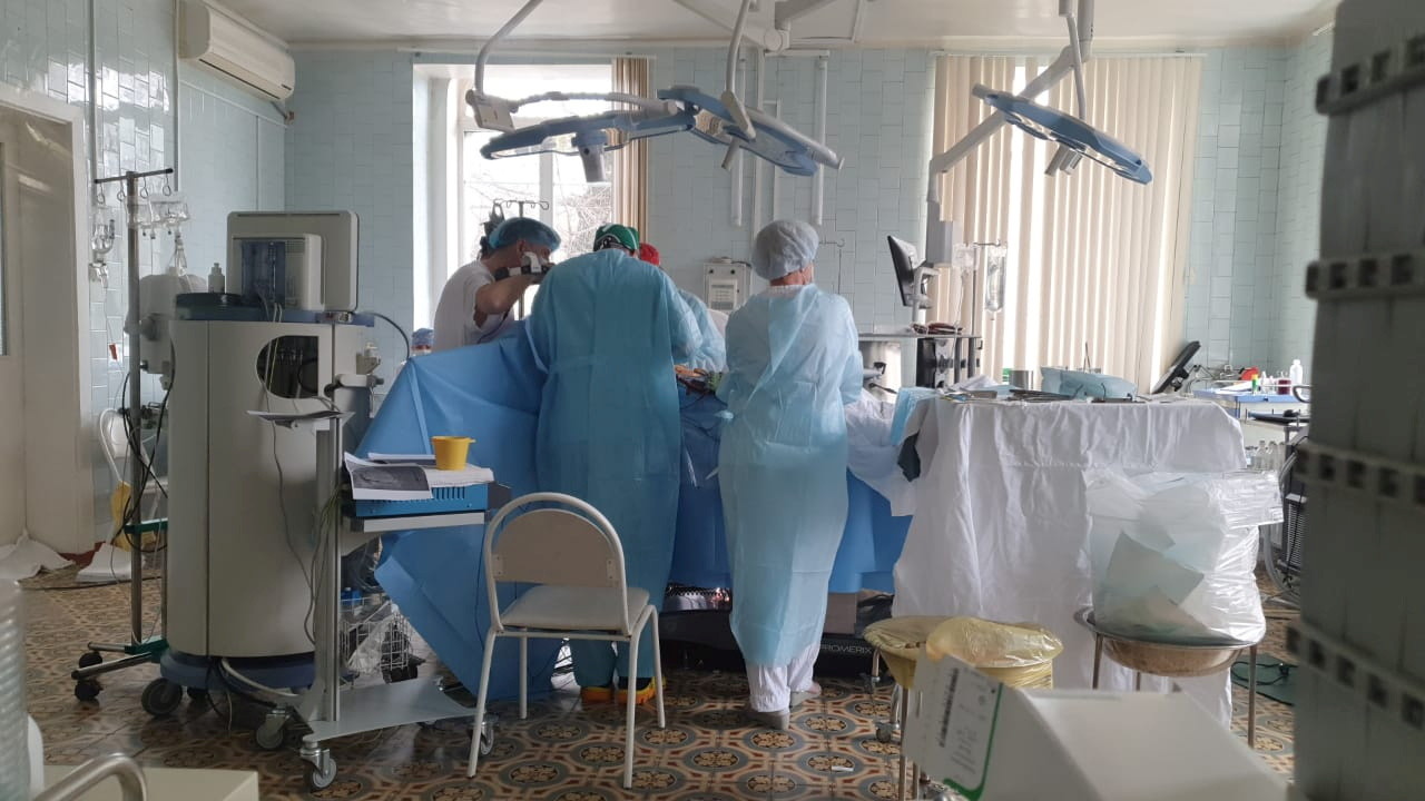 Cirurgiões de clínica de cardiologia em Blagoveschensk realizando operação complexa com hospital em chamas