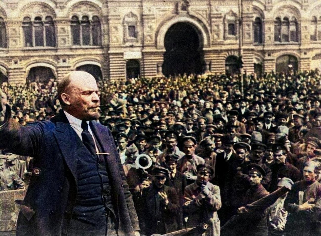 Wladimir Lenin spricht in Moskau.