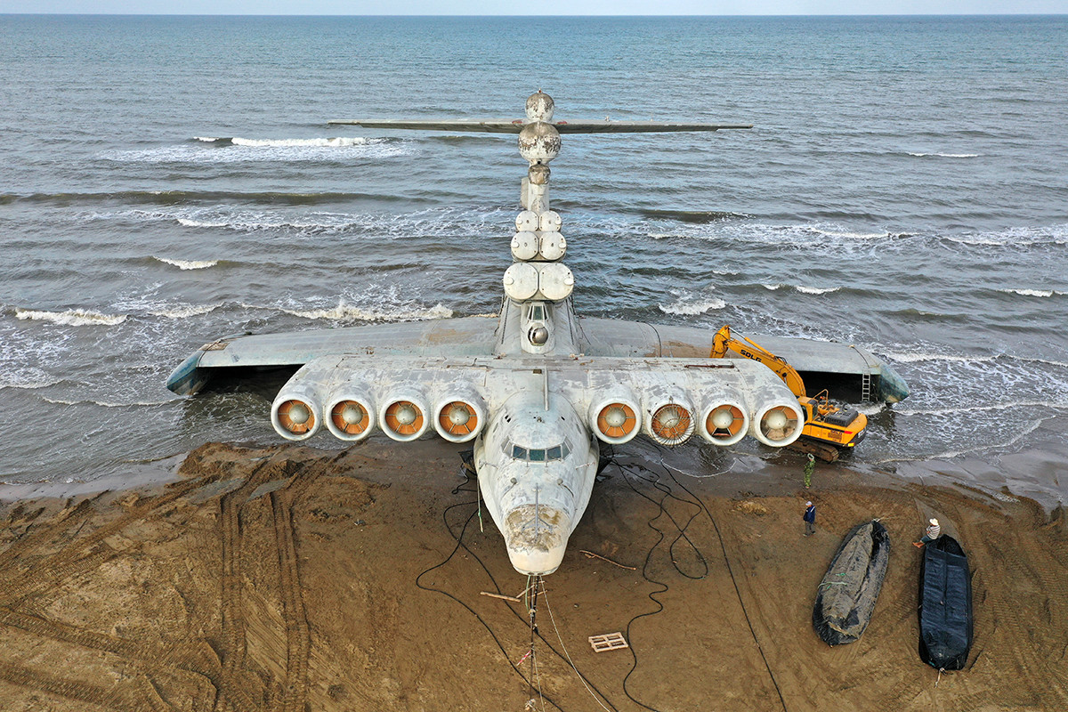 El ekranoplan de la clase Lun en la costa del Mar Caspio
