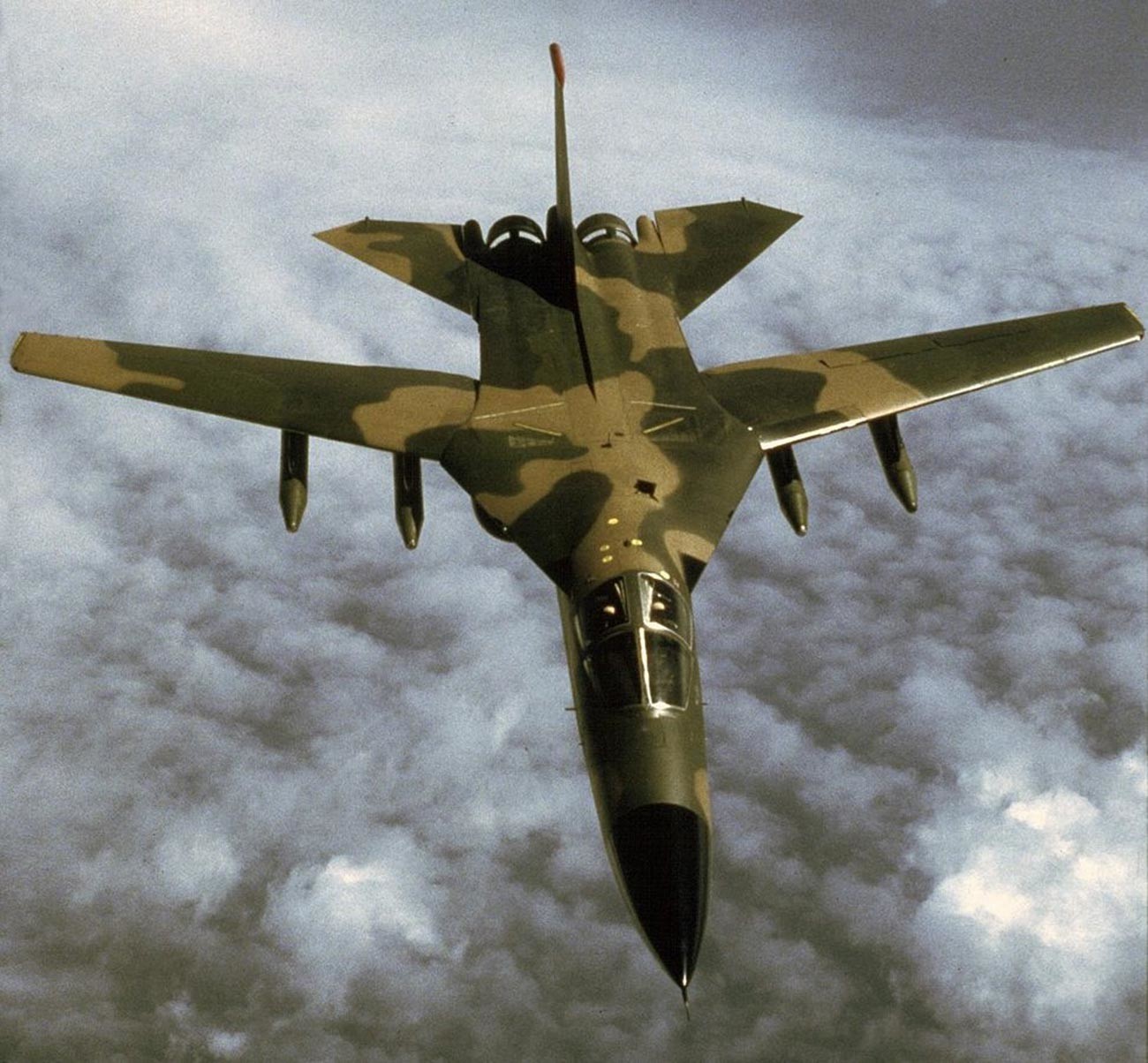 飛行中のF-111「アードヴァーク」