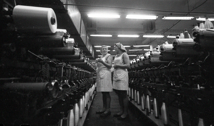 Zwei Arbeiterinnen in einem Kunstfaserwerk. Ein weiterer Fünfjahresplan für die sowjetische Wirtschaft hatte gerade begonnen.