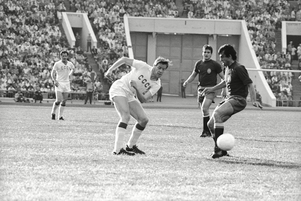 Ein Fußballspiel zwischen der UdSSR und Spanien in Moskau.