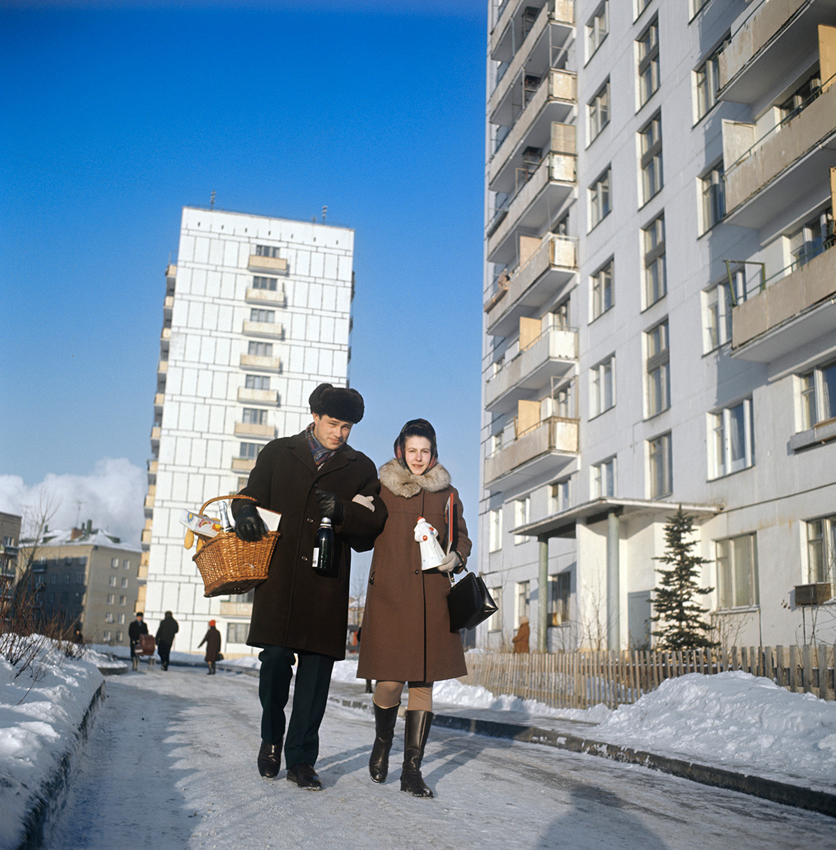 Ein Paar beim Spaziergang in Moskau.