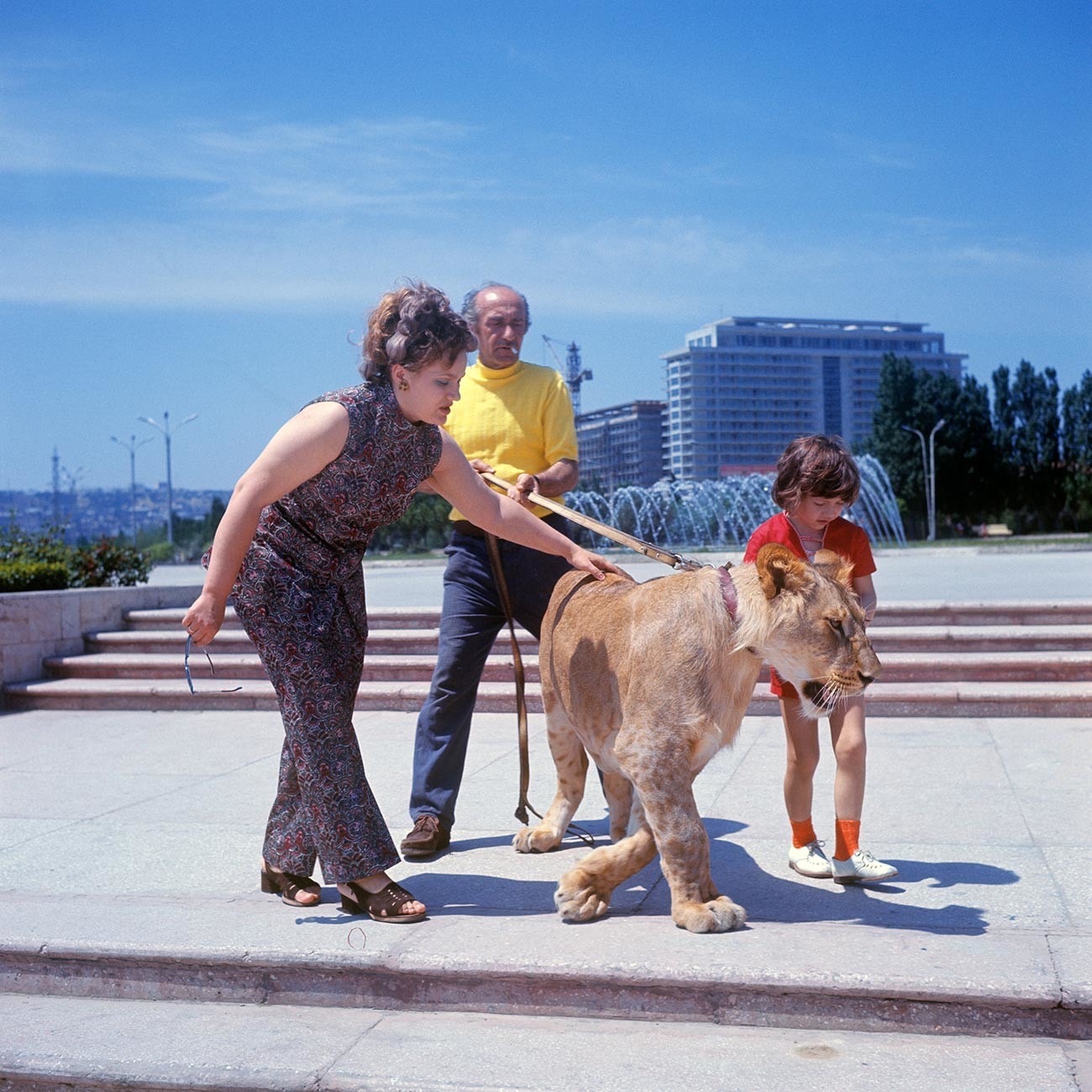La famiglia Berberov durante una passeggiata con il loro King II