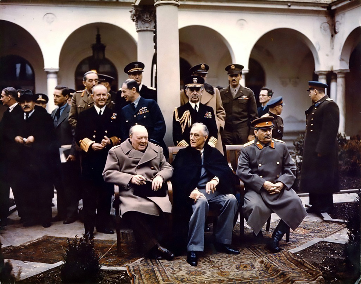 Winston Churchill, Franklin Roosevelt et Joseph Staline posant pour une photo lors de la conférence de Yalta, 1945

