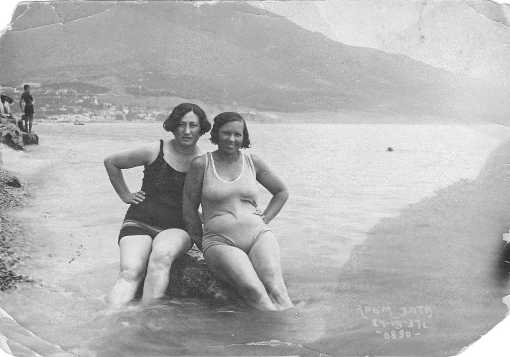 Femmes posant sur une plage de Yalta, 1937

