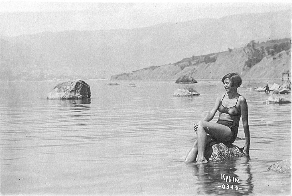 Jeune fille posant dans la mer Noire, 1934

