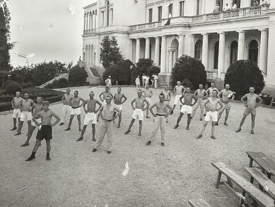 Exercices physiques au sanatorium de Livadia, aménagé dans un ancien palais impérial, 1925

