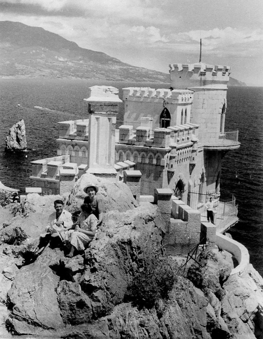 Touristes posant devant le château du Nid d’hirondelle, 1953

