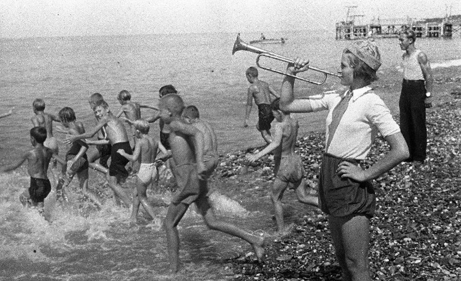 Appel pour l’heure de la baignade au camp de pionniers Artek, 1948

