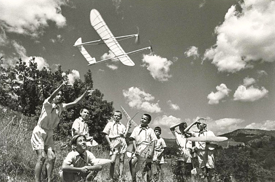 Pionniers lançant des planeurs miniatures, 1945

