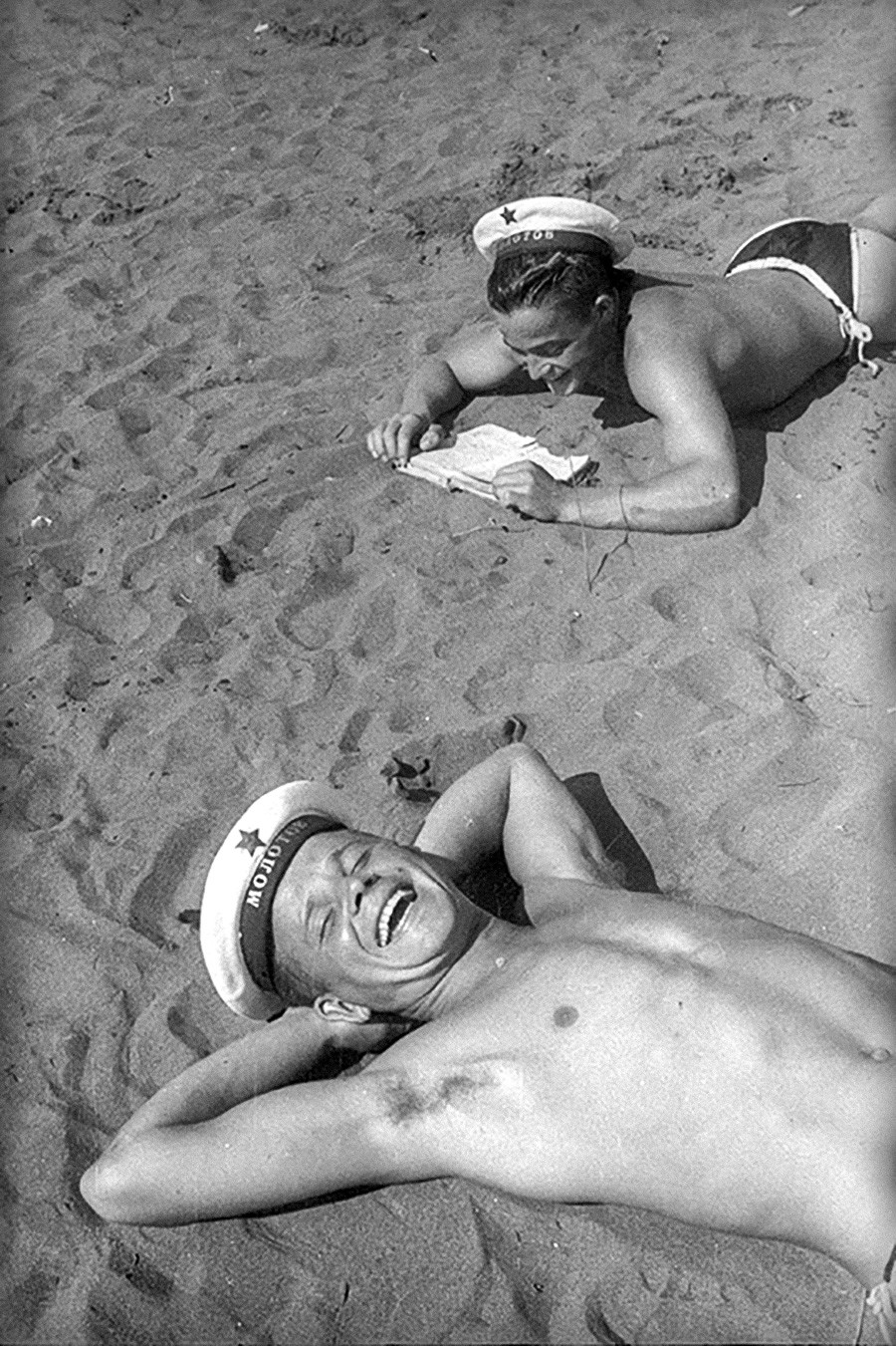 Deux marins se reposant sur une plage, 1944

