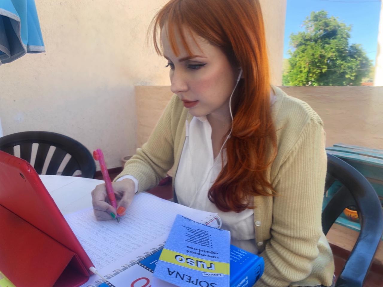 Eliana Toro estudiando el ruso.