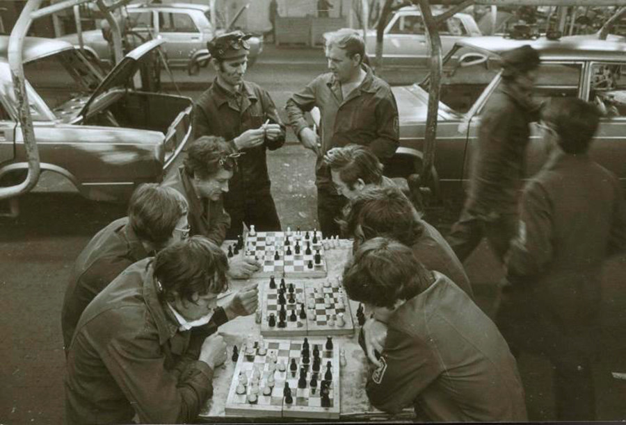 Une nation d'échecs. Des travailleurs soviétiques jouant pendant la pause déjeuner
