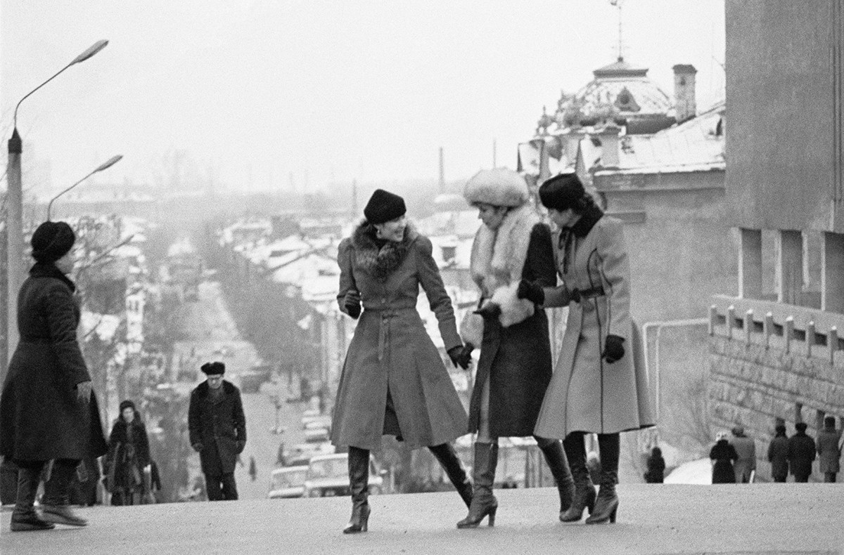 Des femmes soviétiques dans les rues de Kazan
