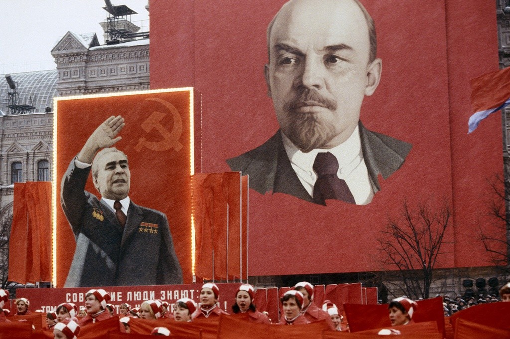 Fête du Travail sur la place Rouge: portraits géants de Leonid Brejnev et Vladimir Lénine
