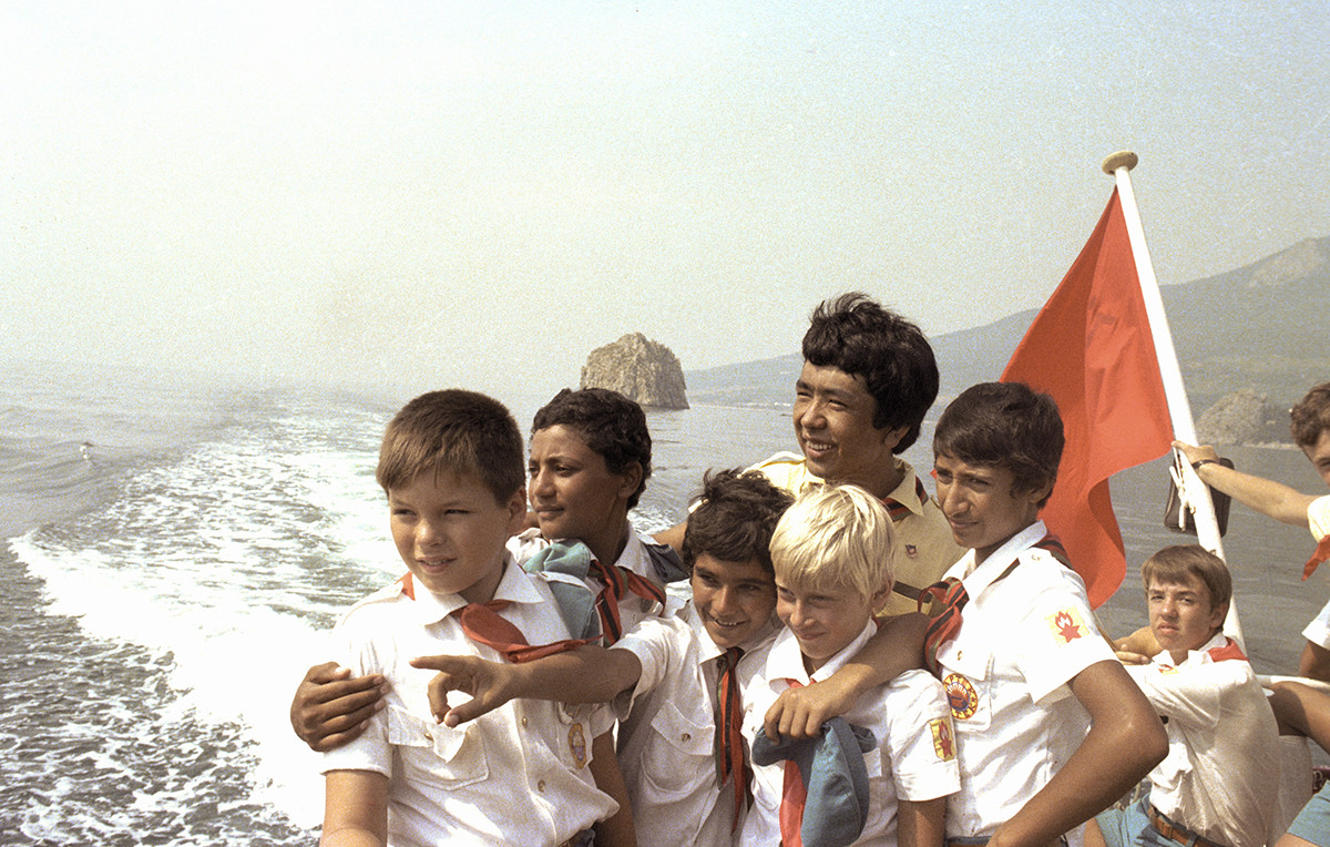 Des enfants dans un camp de pionniers de la mer Noire
