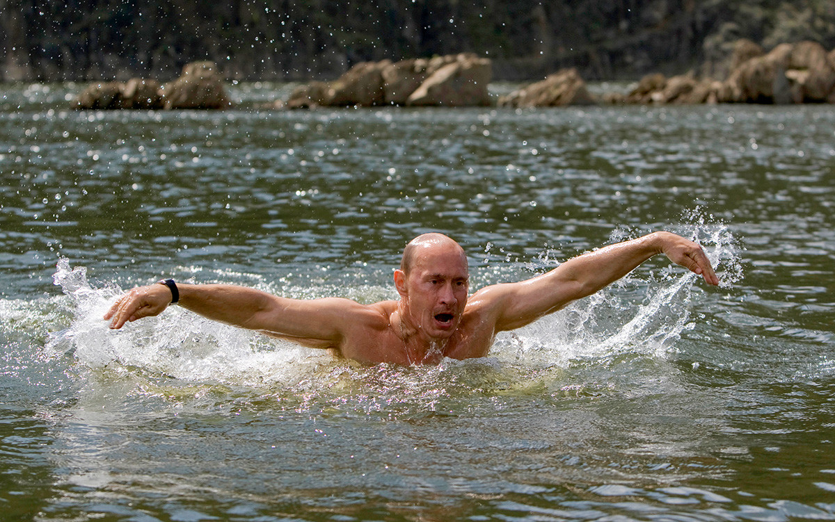 El primer ministro ruso, Vladímir Putin, se baña en un lago de la región de Tuva, en el sur de Siberia, el 3 de agosto de 2009.
