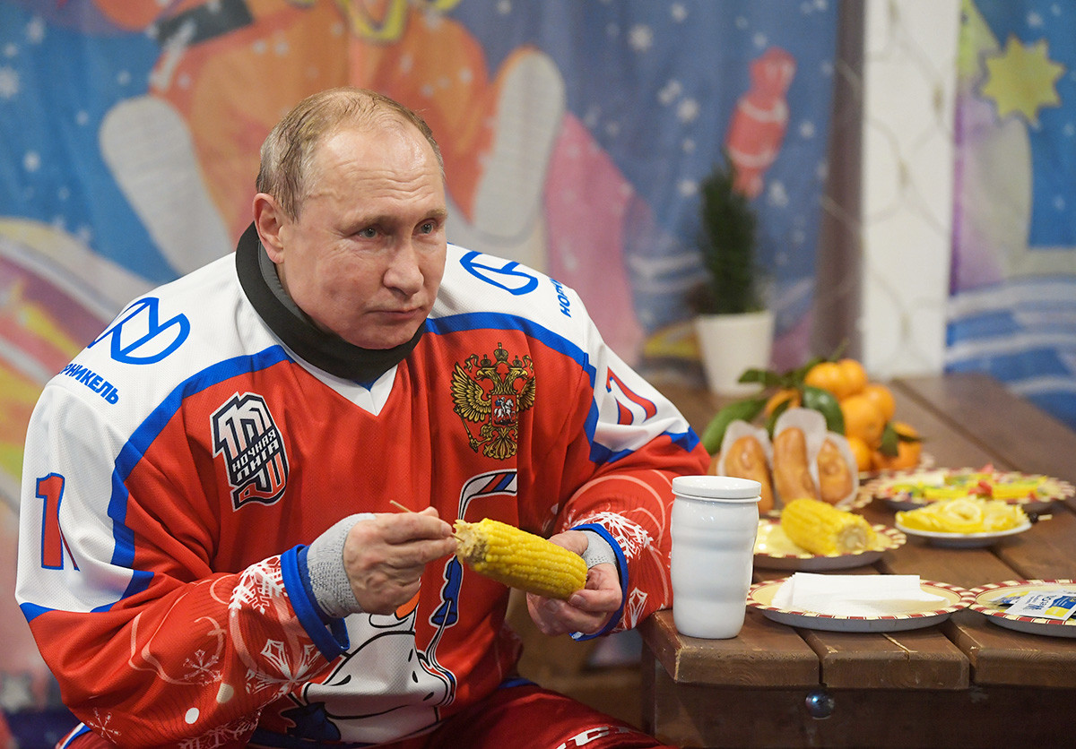 Vladímir Putin durante un descanso del partido amistoso de Nochevieja de la Liga de Hockey Nocturno en la pista de patinaje de la Plaza Roja.

