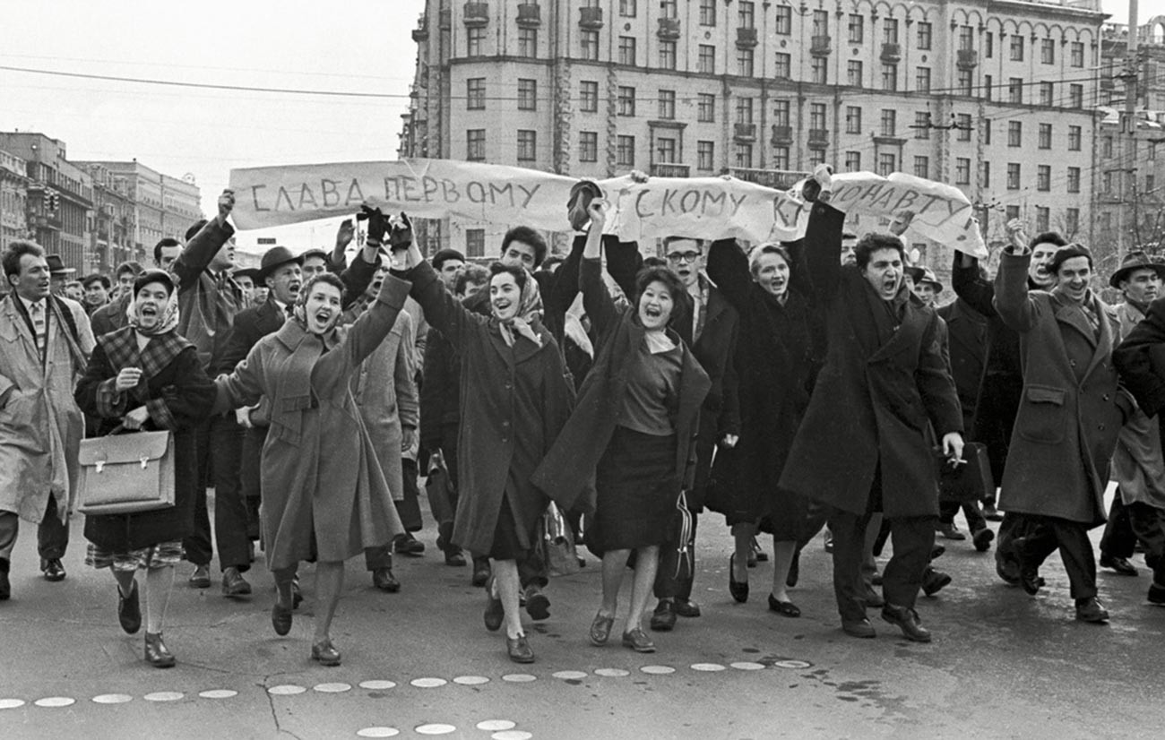 Manifestation improvisée à Moscou, le 12 avril 1961, en l’honneur du vol de Gagarine : « Gloire au premier cosmonaute soviétique »