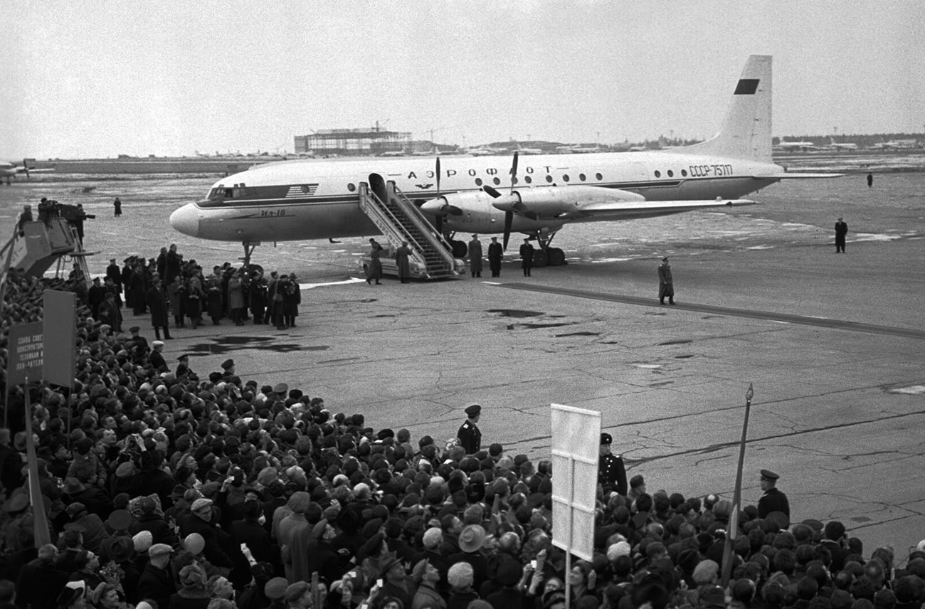 Gagarine est accueilli à l’aéroport de Vnoukovo