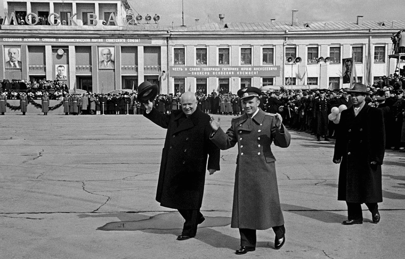 Le dirigeant de l’URSS, Nikita Khrouchtchev, accueille personnellement Gagarine à l’aéroport de Vnoukovo