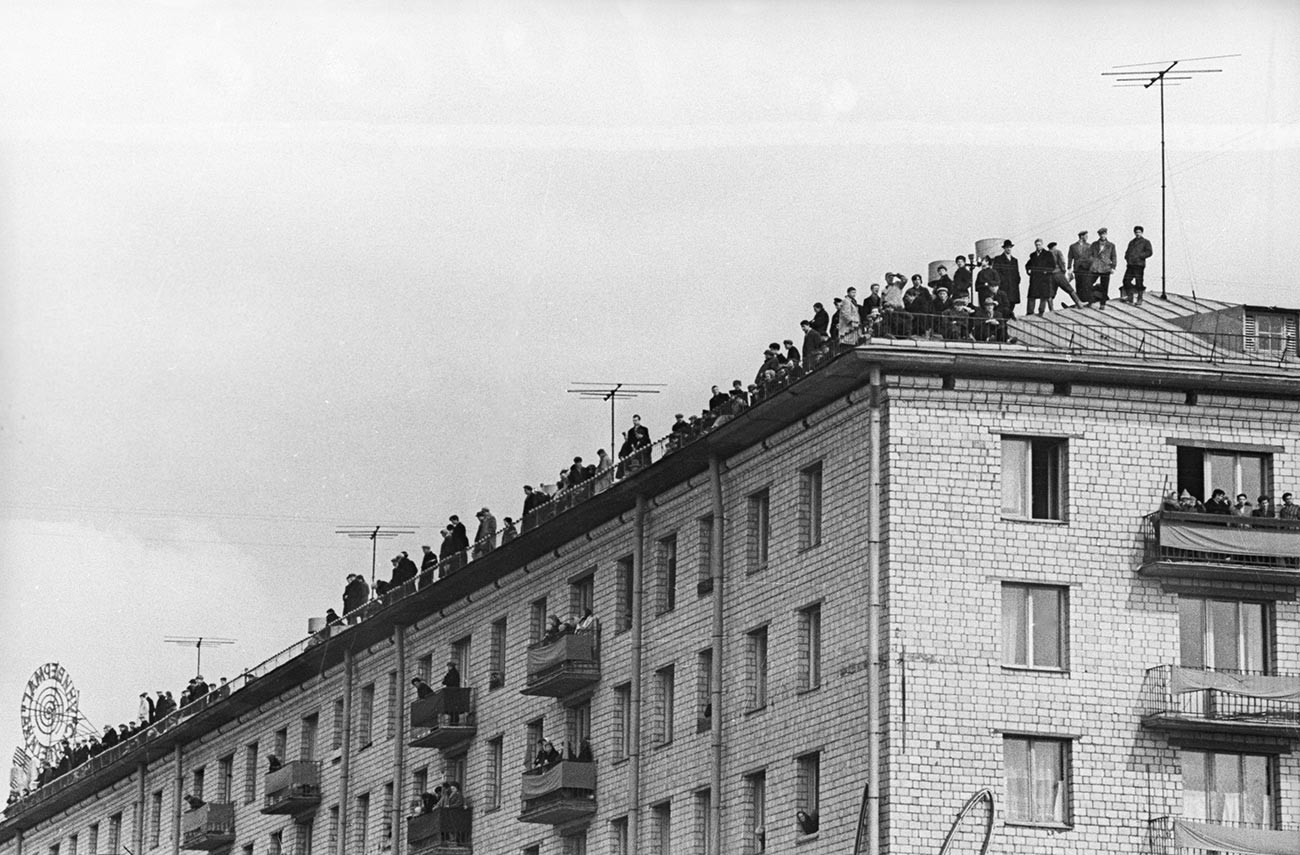 Pour avoir une chance d’apercevoir Gagarine, les gens sont même montés sur les toits