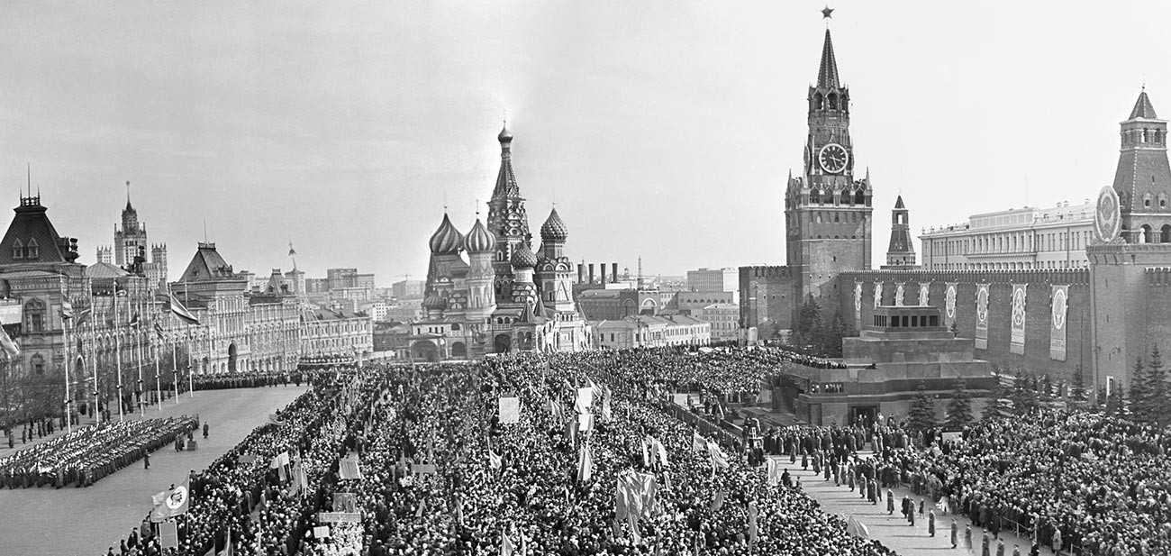 Une grande foule avec des banderoles attendait déjà Gagarine sur la place Rouge. 