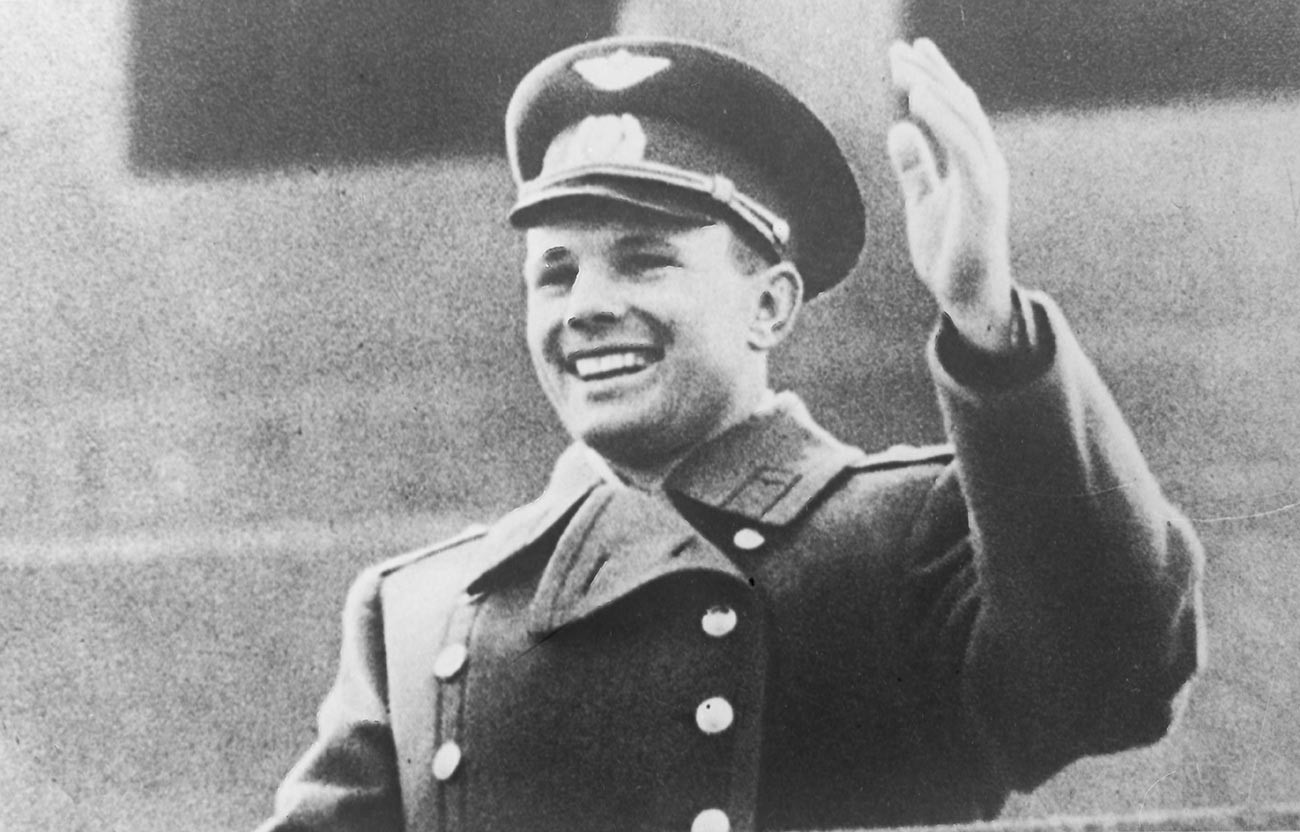 Gagarine saluant la foule rassemblée depuis la tribune du mausolée de Lénine