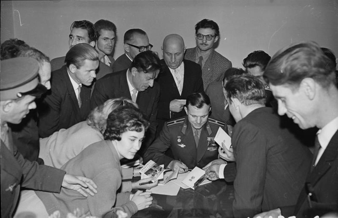 Gagarine signe des autographes pour les employés de l’Exposition des réalisations de l'économie nationale de l'URSS, à Moscou
