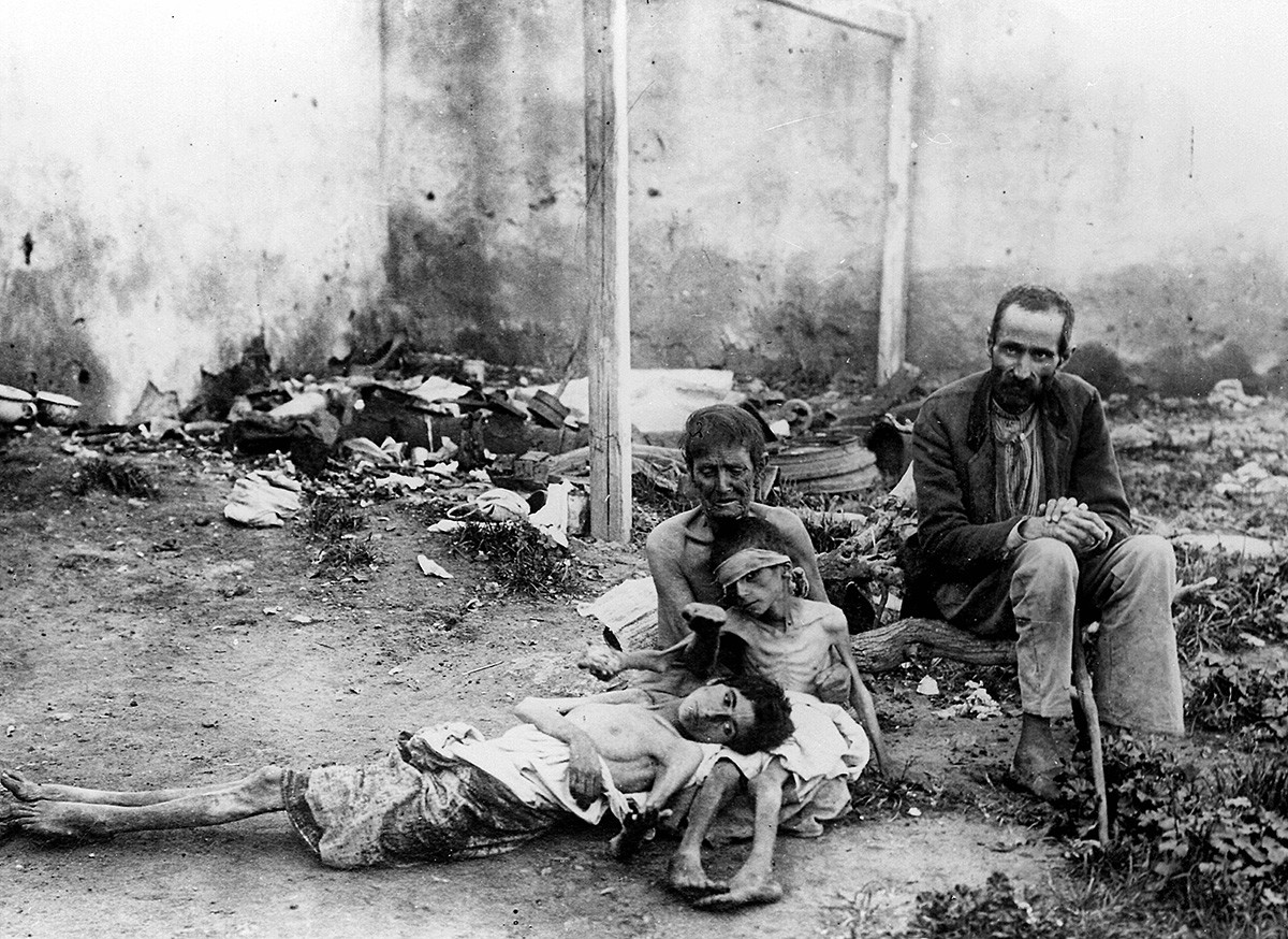 Двойка с гладуващите им деца, СССР, 1922 г.