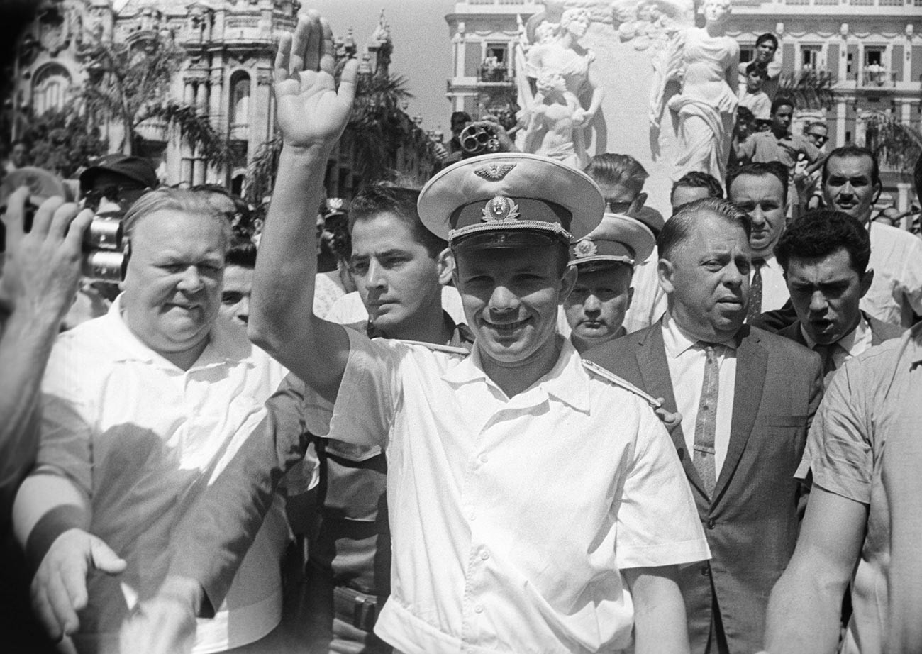 Les habitants de La Havane accueillent Gagarine lors de sa visite à Cuba