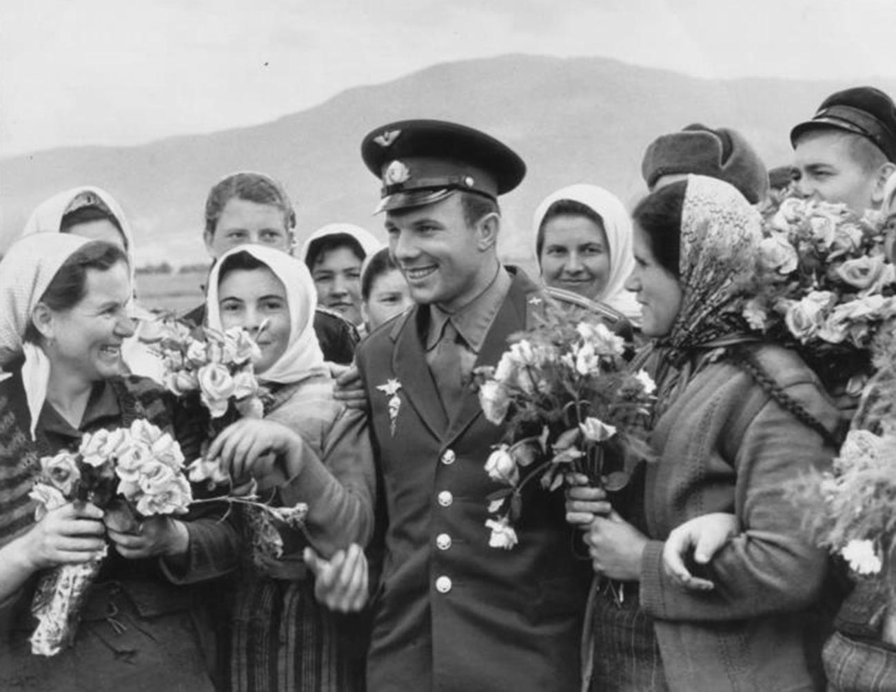 Gagarine avec des paysans bulgares
