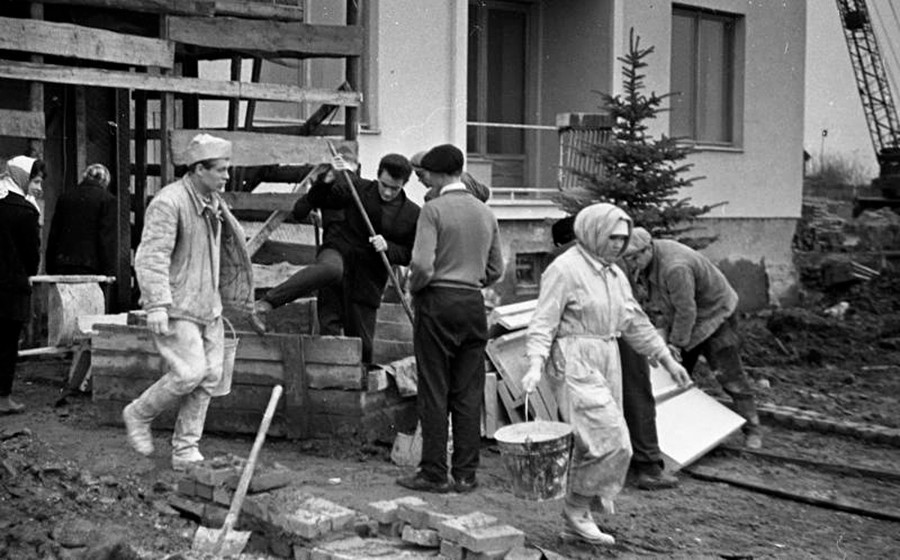 Ouvriers du bâtiment lors d’un soubbotnik à Moscou, années 1960


