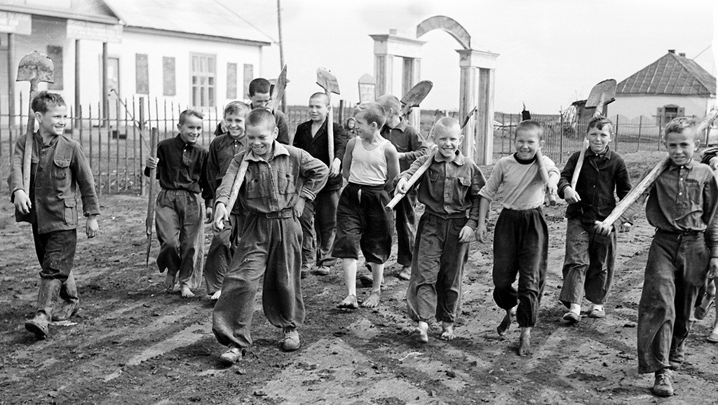 Enfants nettoyant les alentours à un soubbotnik, 1959

