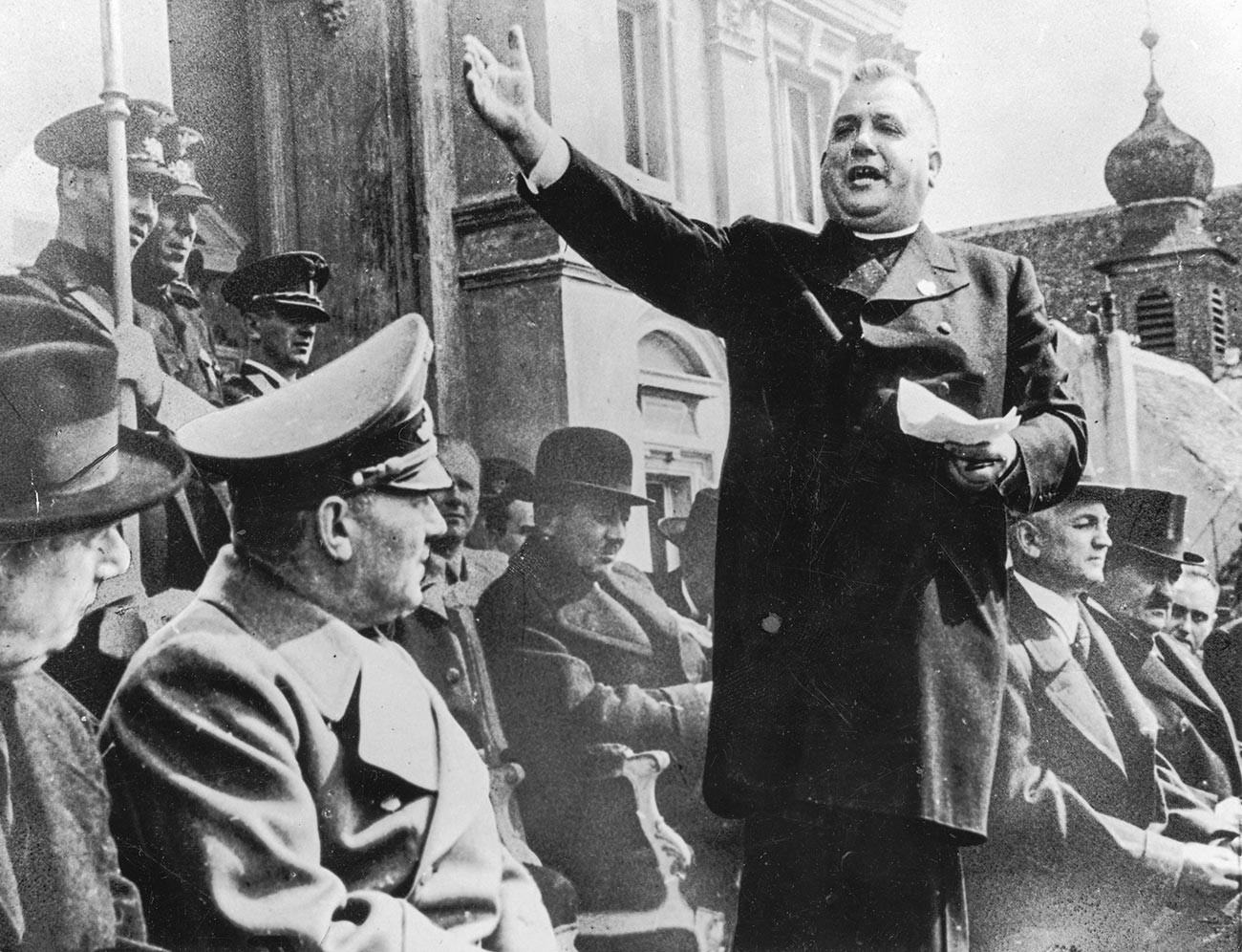 Der slowakische Priester und politische Führer Jozef Tiso heißt die Nazis 1939 in der Slowakei willkommen.