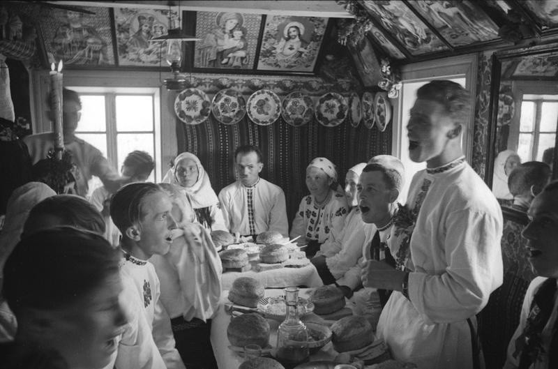 Mariage dans un village soviétique, une fête dans l'isba. Années 1940
