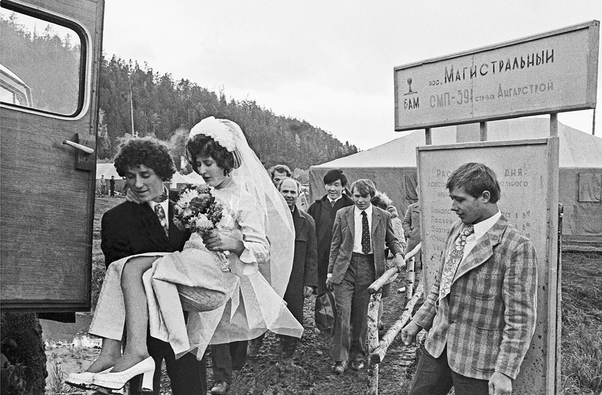 Région d'Irkoutsk, URSS. Les jeunes mariés Lioubov et Alexeï Tatarinov (à gauche) dans un village près la Magistrale Baïkal-Amour, 1974