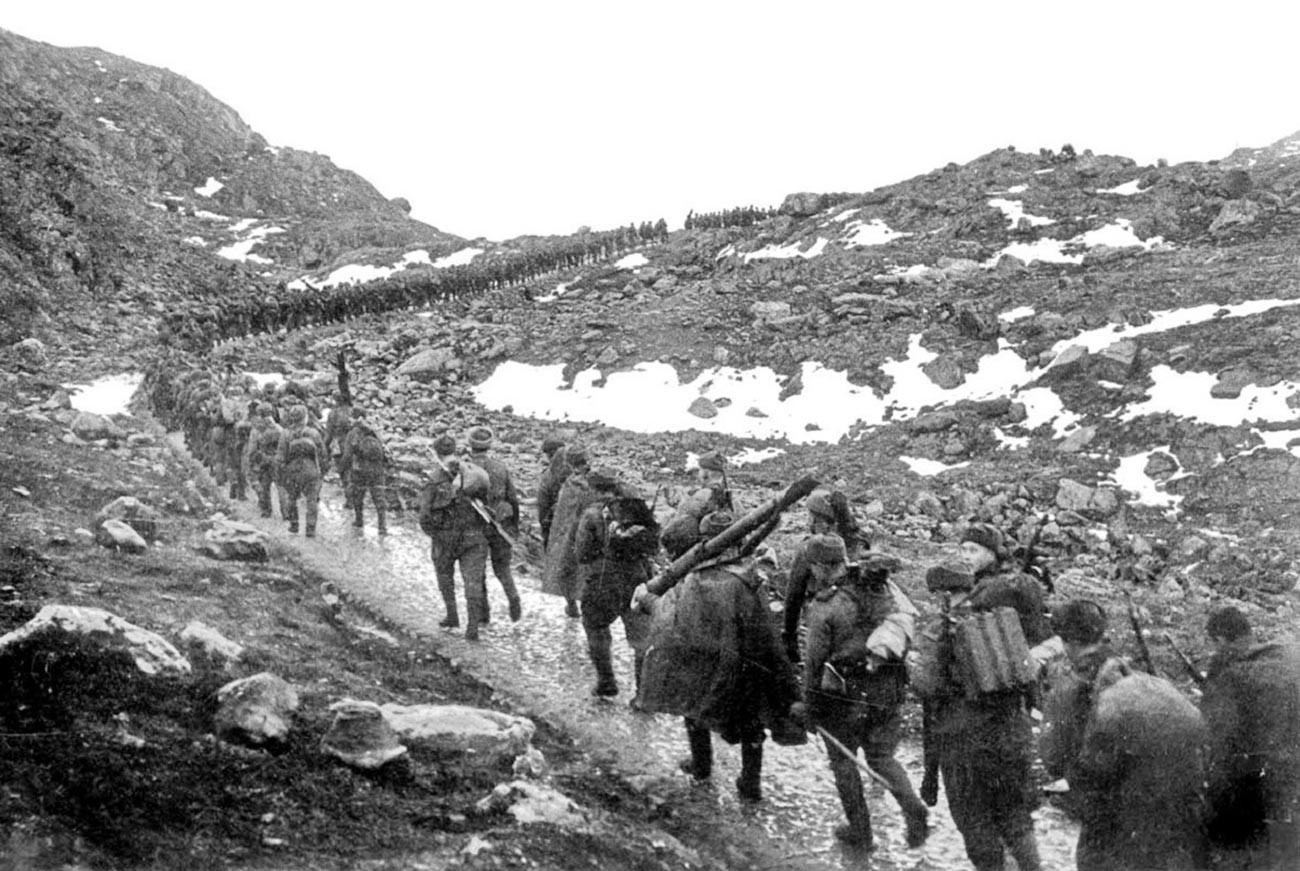 Бойцы 12-й бригады морской пехоты на марше через хребет Муста-Тунтури.