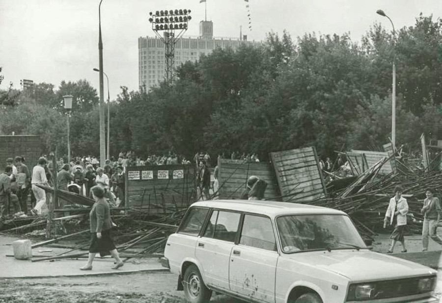 「8月革命」の際に築かれたモスクワのバリケード