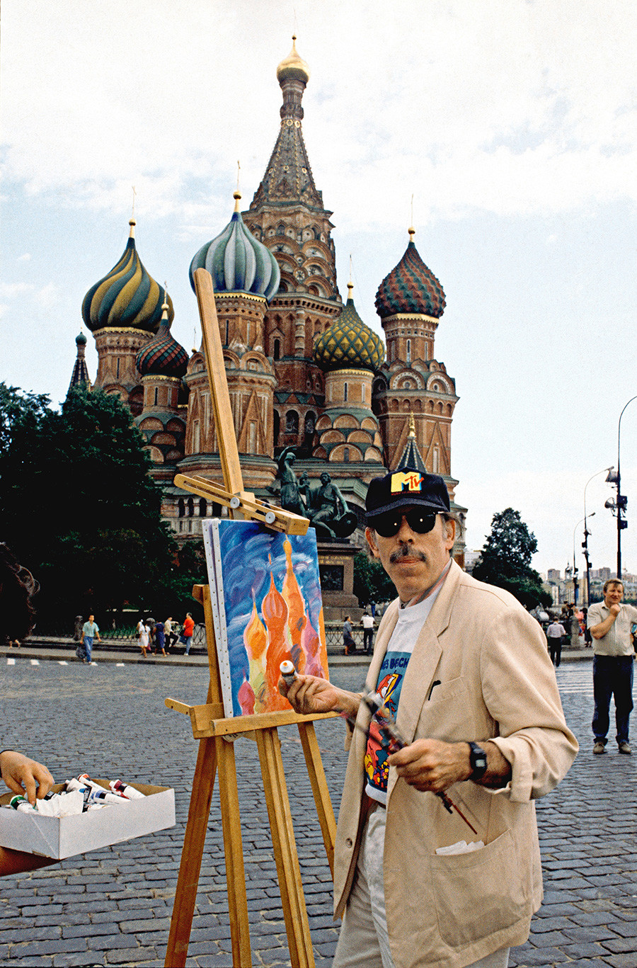 赤の広場で制作するアメリカ人画家、ピーター・マックス